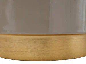 Close-up van de Bijzettafel Taupe Ijzer Chique, met een gladde, glanzende taupe bovenkant en een matte, geborstelde goudmetallic basis.