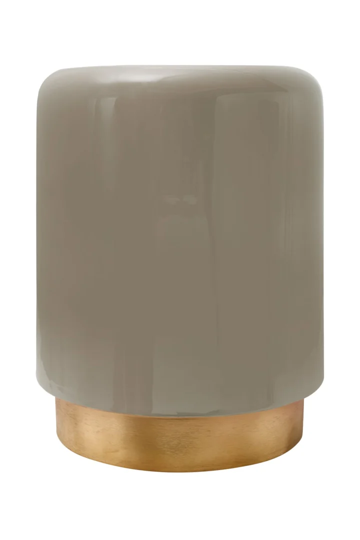 De Bijzettafel Taupe Ijzer Chique is een moderne cilindervormige kruk met een gladde taupe body en een glanzend gouden onderstel tegen een witte achtergrond.