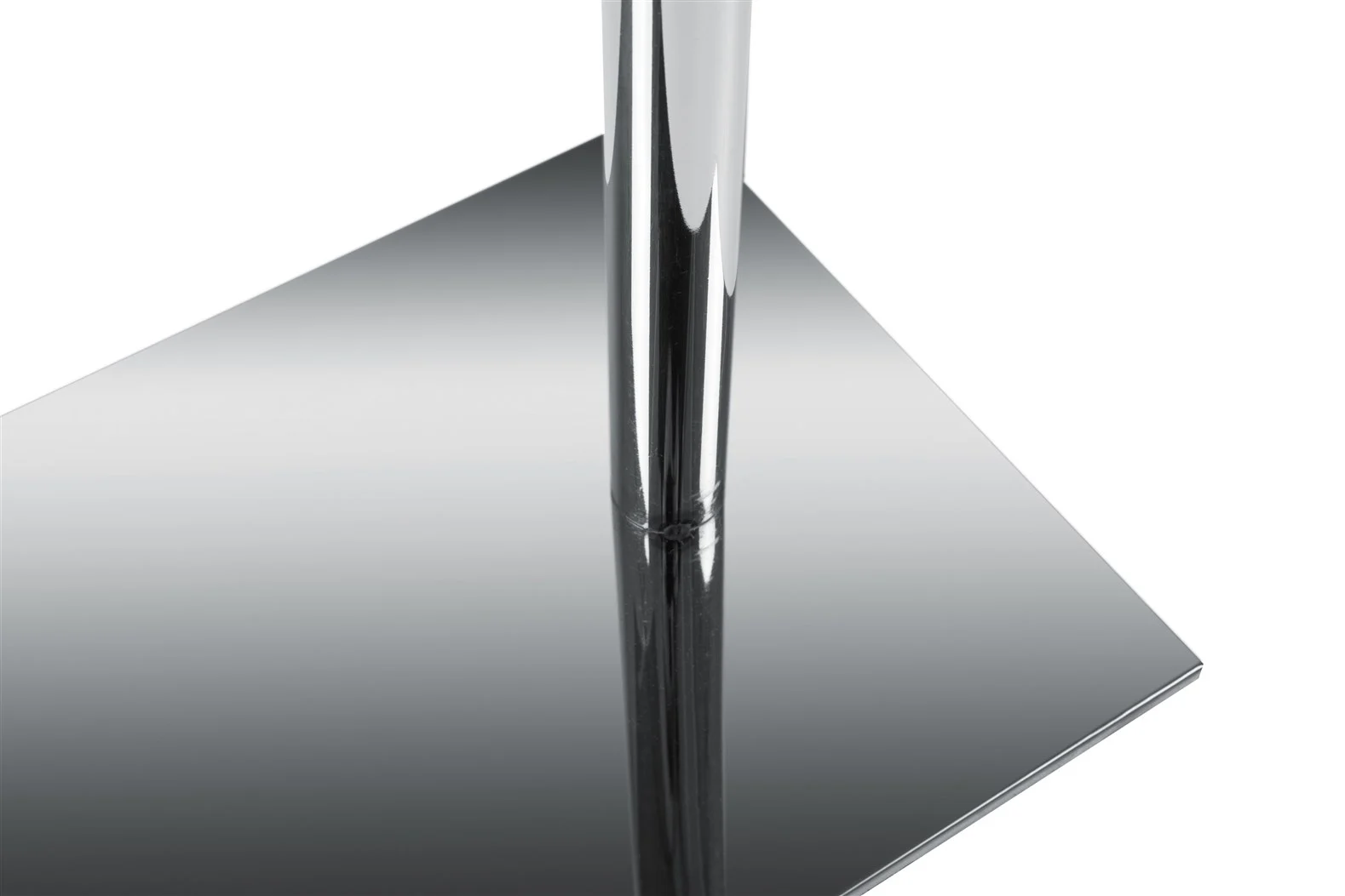 Een close-up van de Bijzettafel Zilver, Grijs Metaal laat de glanzende metalen paal zien die bevestigd is aan de hoek van een rechthoekige, reflecterende voet, tegen een witte achtergrond.