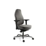 De Bureaustoel Wolvilt Fenice is een moderne ergonomische bureaustoel met grijze stoffen bekleding, verstelbare zwarte armleuningen en een chromen onderstel met vijf wielen tegen een witte achtergrond.