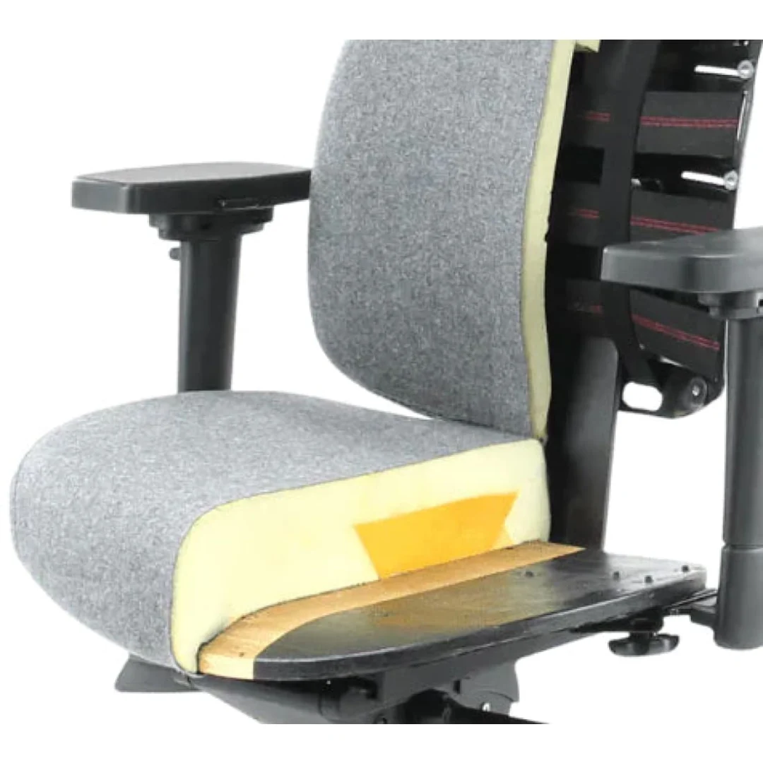 Een close-up van de Bureaustoel Hoofdsteun benadrukt de interne zit- en rugleuningconstructie met gelaagd schuim, hout en stoffering. Hij is voorzien van donkergrijs stof, een bijpassende hoofdsteun en zwarte armleuningen.