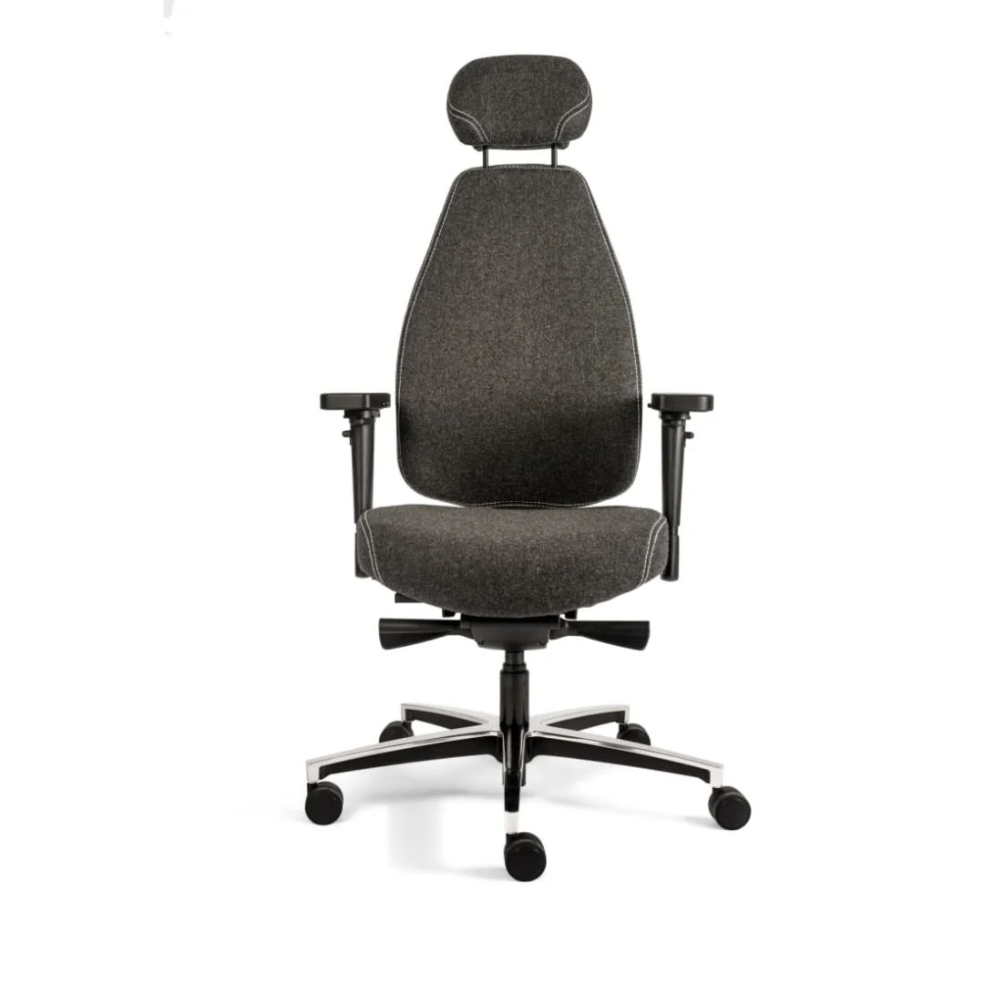 De Bureaustoel Hoofdsteun heeft een hoge rugleuning, verstelbare hoofdsteun, armleuningen en een stevig metalen onderstel met vijf wielen. Hij is bekleed met donkergrijs stof en biedt ergonomisch comfort voor je werkplek.