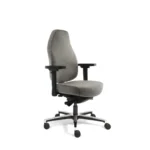 De Bureaustoel Zitten Therapod in lichtgrijs heeft een ergonomisch ontwerp, verstelbare zwarte armleuningen en een metalen onderstel met vijf wielen, afgebeeld tegen een witte achtergrond.