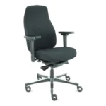 De Bureaustoel Zitten Therapod in zwart is een zwarte ergonomische bureaustoel met verstelbare armleuningen, een hoge rugleuning en een stevig metalen onderstel met vijf wielen, afgebeeld tegen een witte achtergrond.