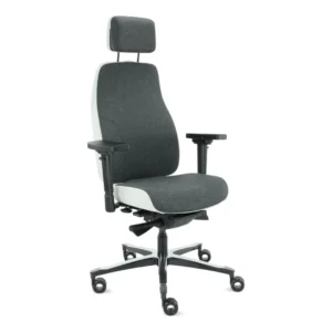 De Bureaustoel Hoofdsteun Grijs is een moderne ergonomische bureaustoel met een wollen hoofdsteun, donkergrijze kussens op de zitting en rugleuning, verstelbare armleuningen en een onderstel met zwarte wielen.