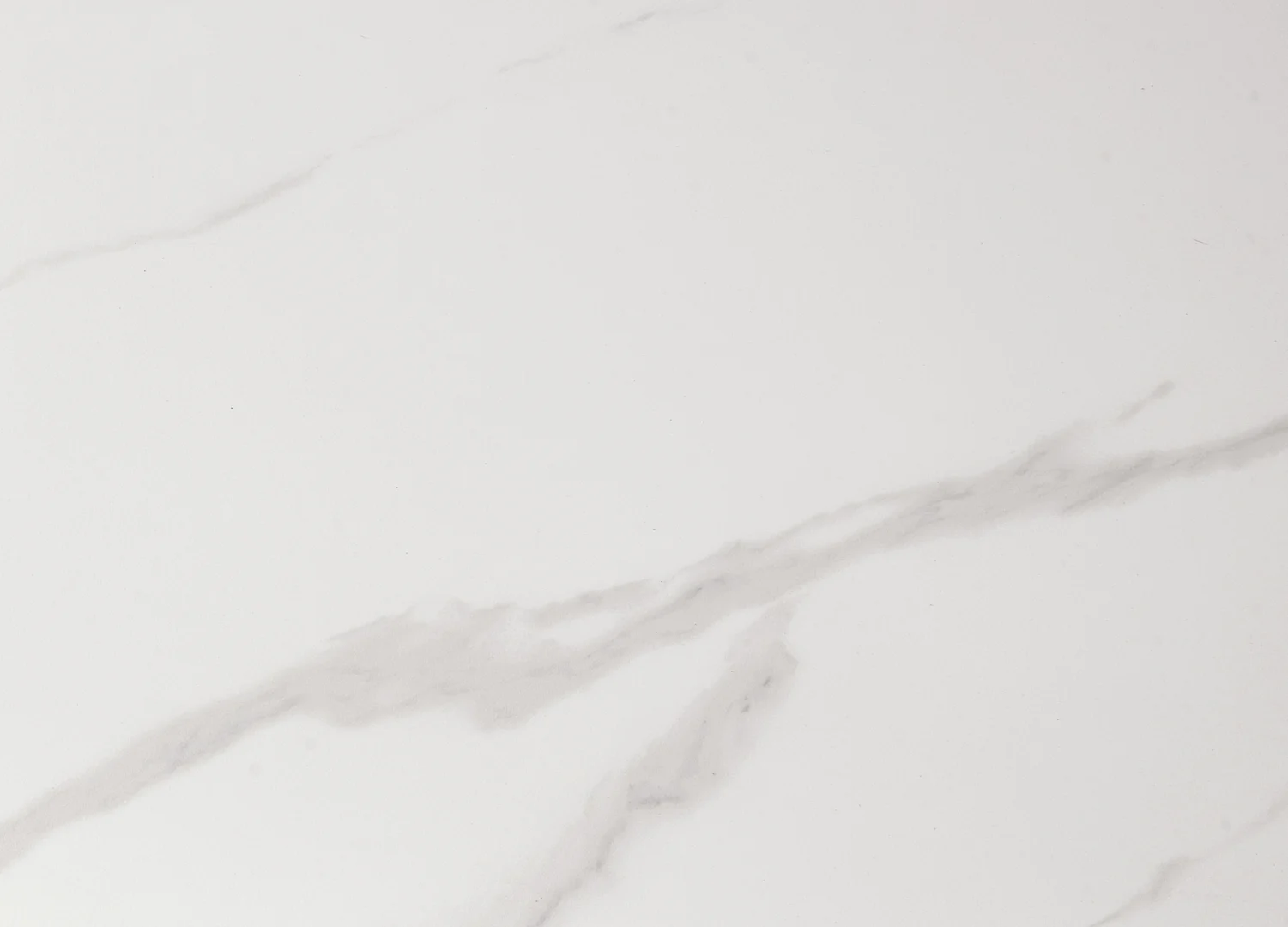 De Venus Uitschuiftafel 160x90 (+1 x 40cm) heeft een Deckstone Wit Marmer blad met een wit marmeren oppervlak en een subtiele diagonale grijze adering. Het blad heeft een gladde, elegante uitstraling en is perfect voor moderne interieurs.