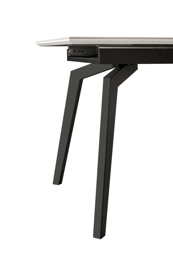 Een close-up zijaanzicht van de Venus Uitschuiftafel 160x90 (+1 x 40cm) Deckstone Wit Marmer, met twee zwarte hoekige poten, een slank dun tafelblad en een zichtbaar bedieningspaneel of stopcontact eronder.