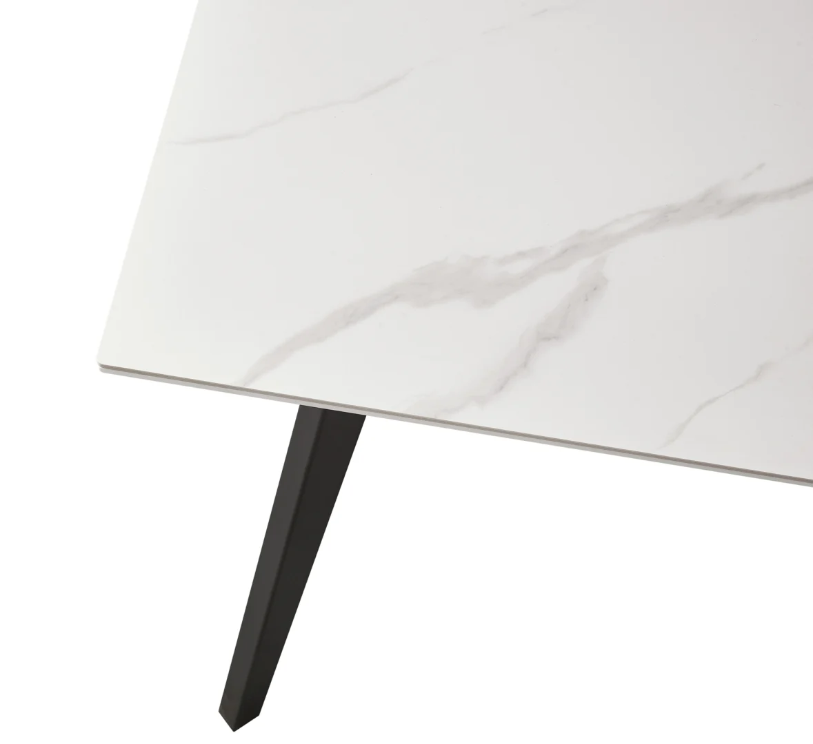 Close-up van de Venus Uitschuiftafel 160x90 (+1 x 40cm) met een Deckstone Wit Marmer bovenblad en een enkele zwarte schuine poot, tegen een effen achtergrond.