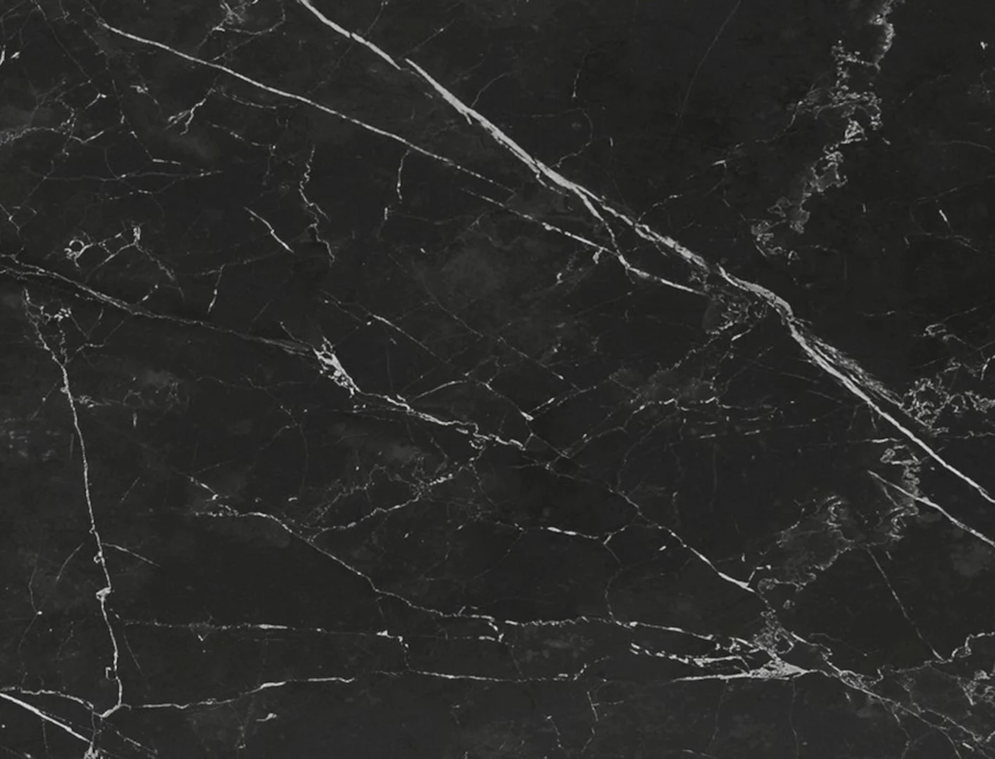 De Venus Uitschuiftafel 160x90 (+1 x 40cm) Deckstone Zwart Marmer heeft een strak zwart marmeren oppervlak met diagonaal lopende witte en lichtgrijze adering voor een natuurlijke, getextureerde en elegante uitstraling.