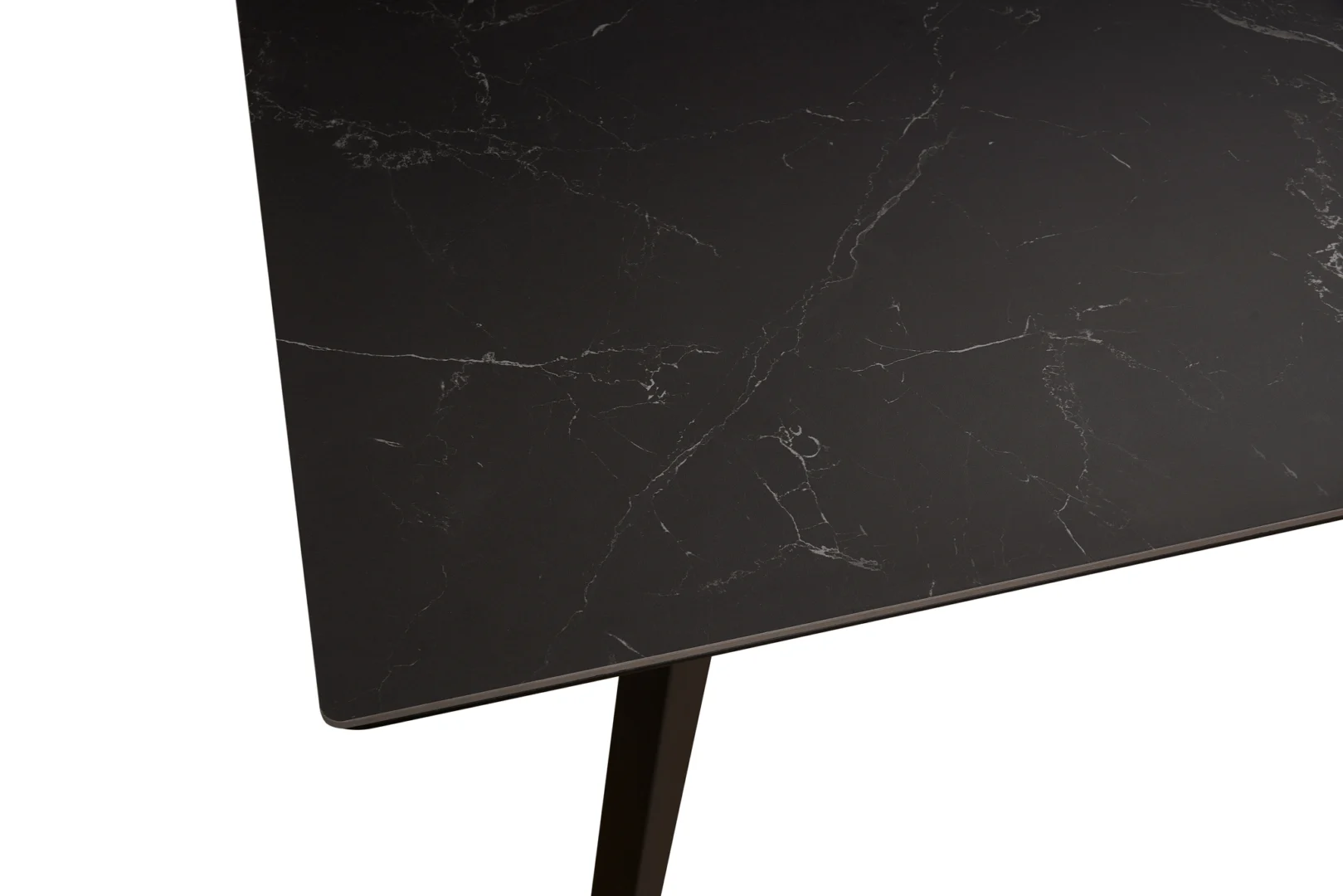 Een close-up van de Venus Uitschuiftafel 160x90 (+1 x 40cm) met een zwart gemarmerd Deckstone oppervlak en slanke, schuine zwarte poten.