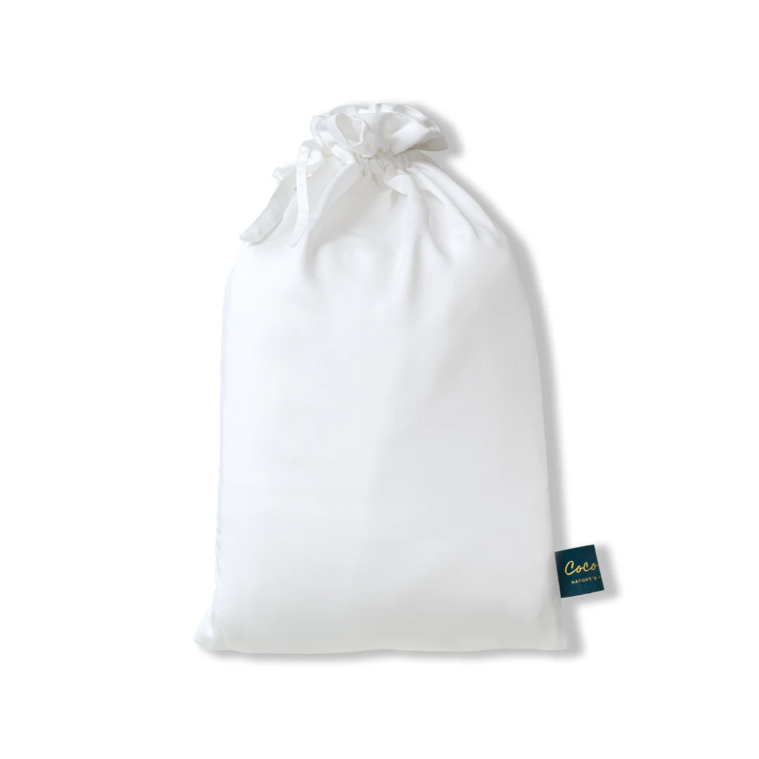 Witte satijnen zak, close-up. Zachte stof met trekkoord en een klein label. Ideaal voor het opbergen van een Tencel hoeslaken.