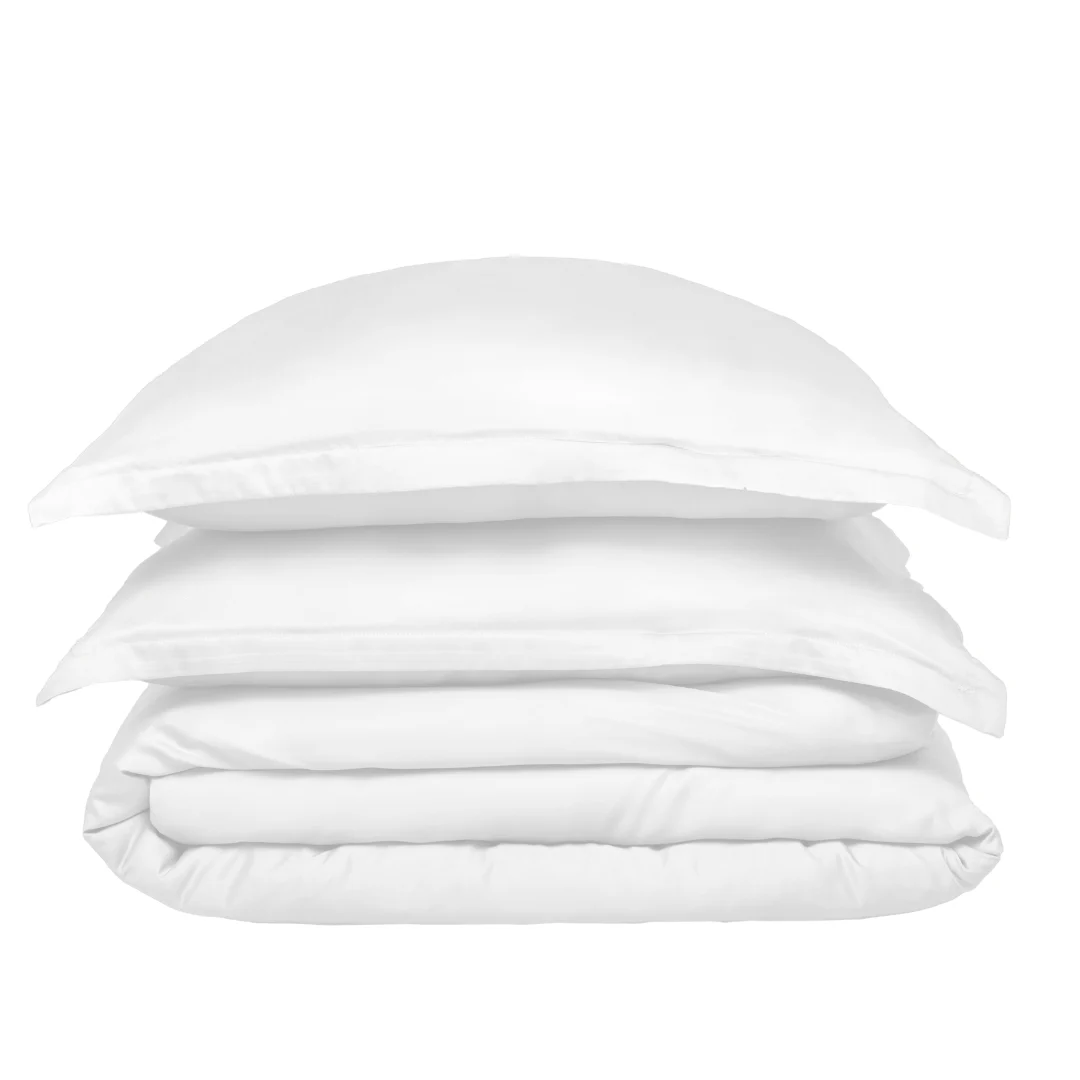 Gestapelde witte dekbedovertrek set met kussenslopen op een witte achtergrond. Strakke lijnen, minimalistisch en kreukvrije look.