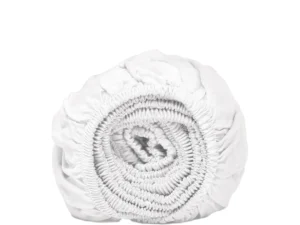 Opgerold wit hoeslaken van tencel satijn, hotelkwaliteit, close-up. Elastische randen zichtbaar. Zachte belichting, witte achtergrond.