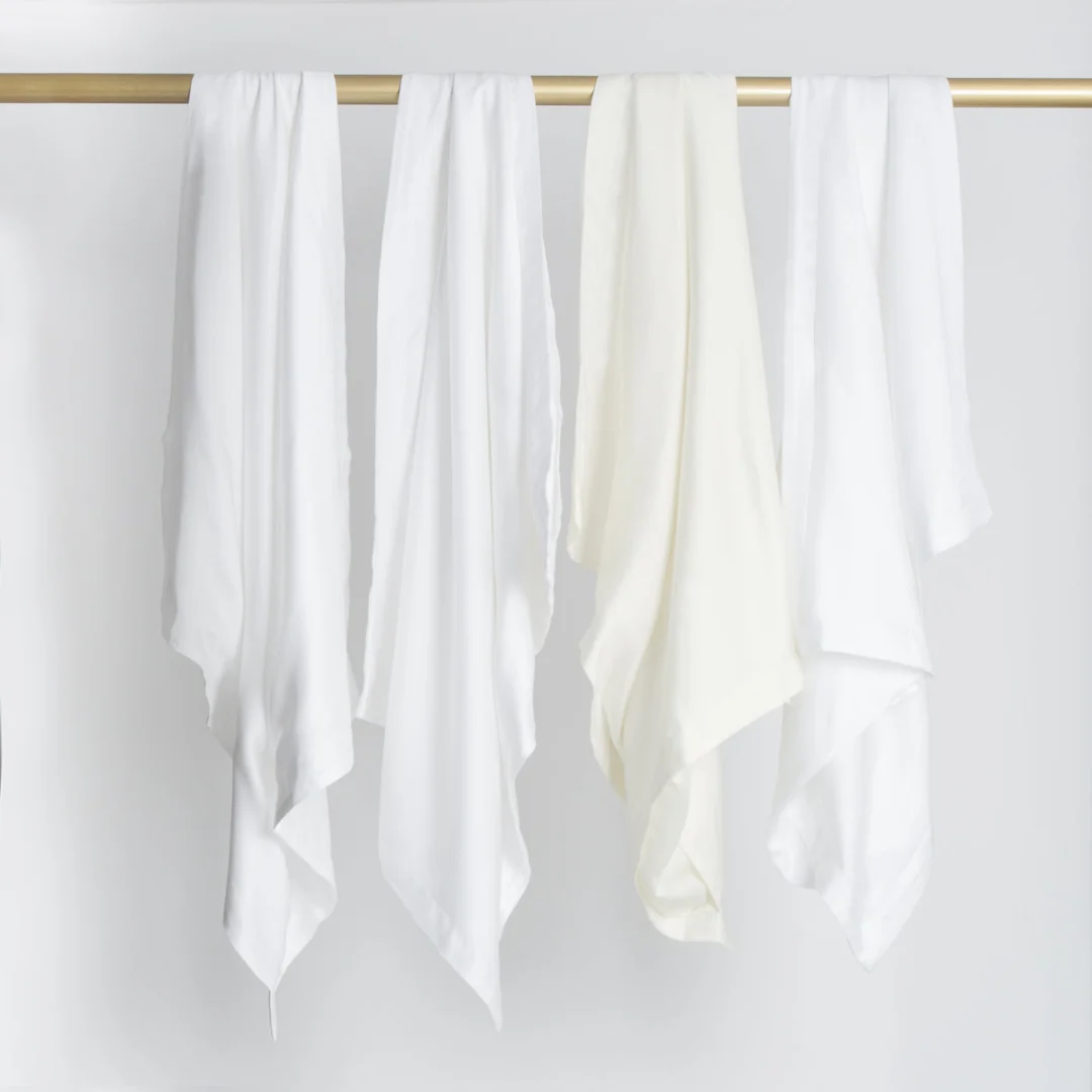 De Dekbedovertrek 200x220 Makkelijk combineert wordt elegant getoond gedrapeerd over een goudkleurige stang tegen een effen lichte achtergrond, waardoor de subtiele variaties in tint en textuur goed tot hun recht komen.