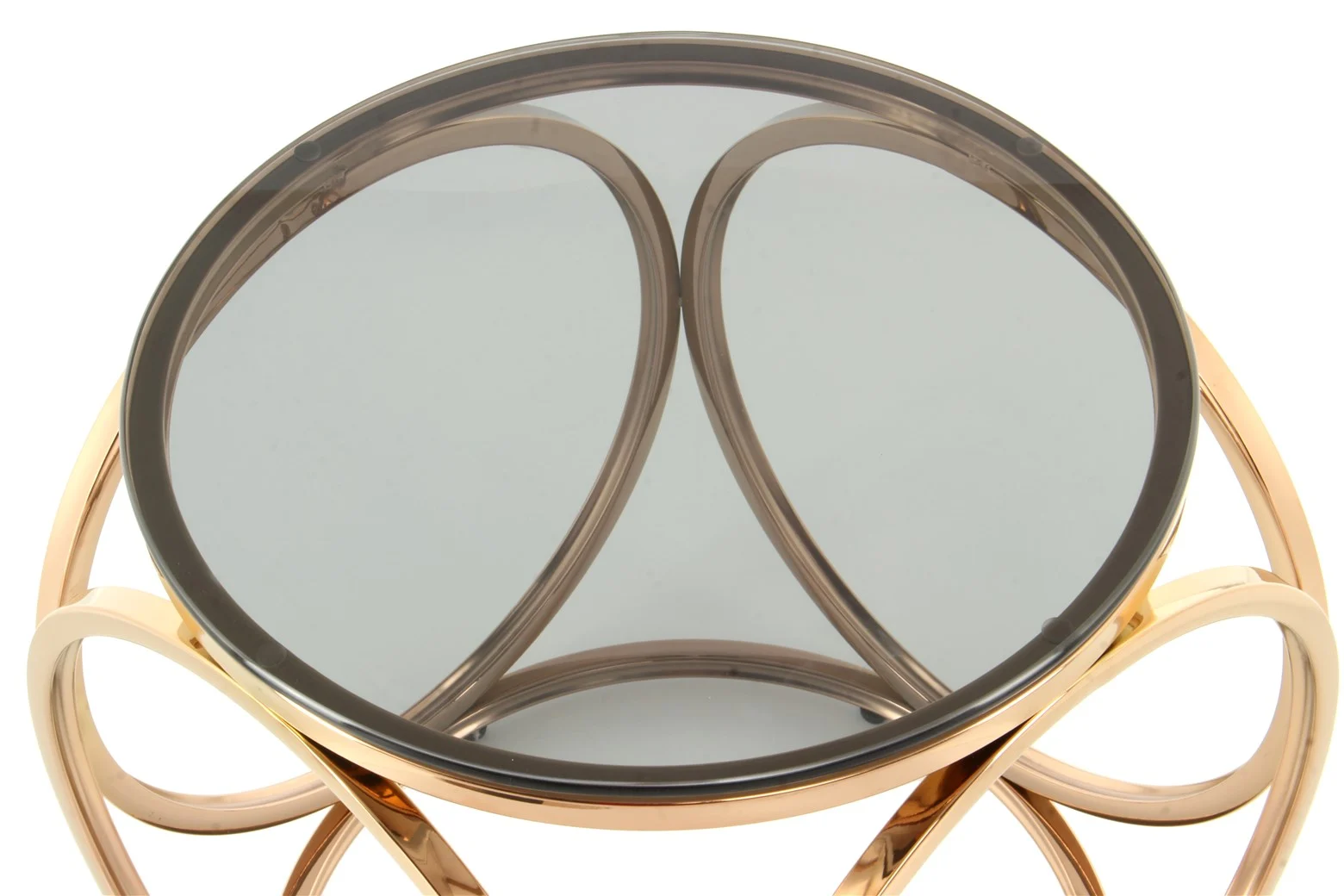 De Bijzettafel Grijs Staal Chique heeft een rond rookkleurig glazen blad en een chique goud metalen frame met decoratieve lusvormige rondingen, een combinatie van moderne stijl en elegant design.