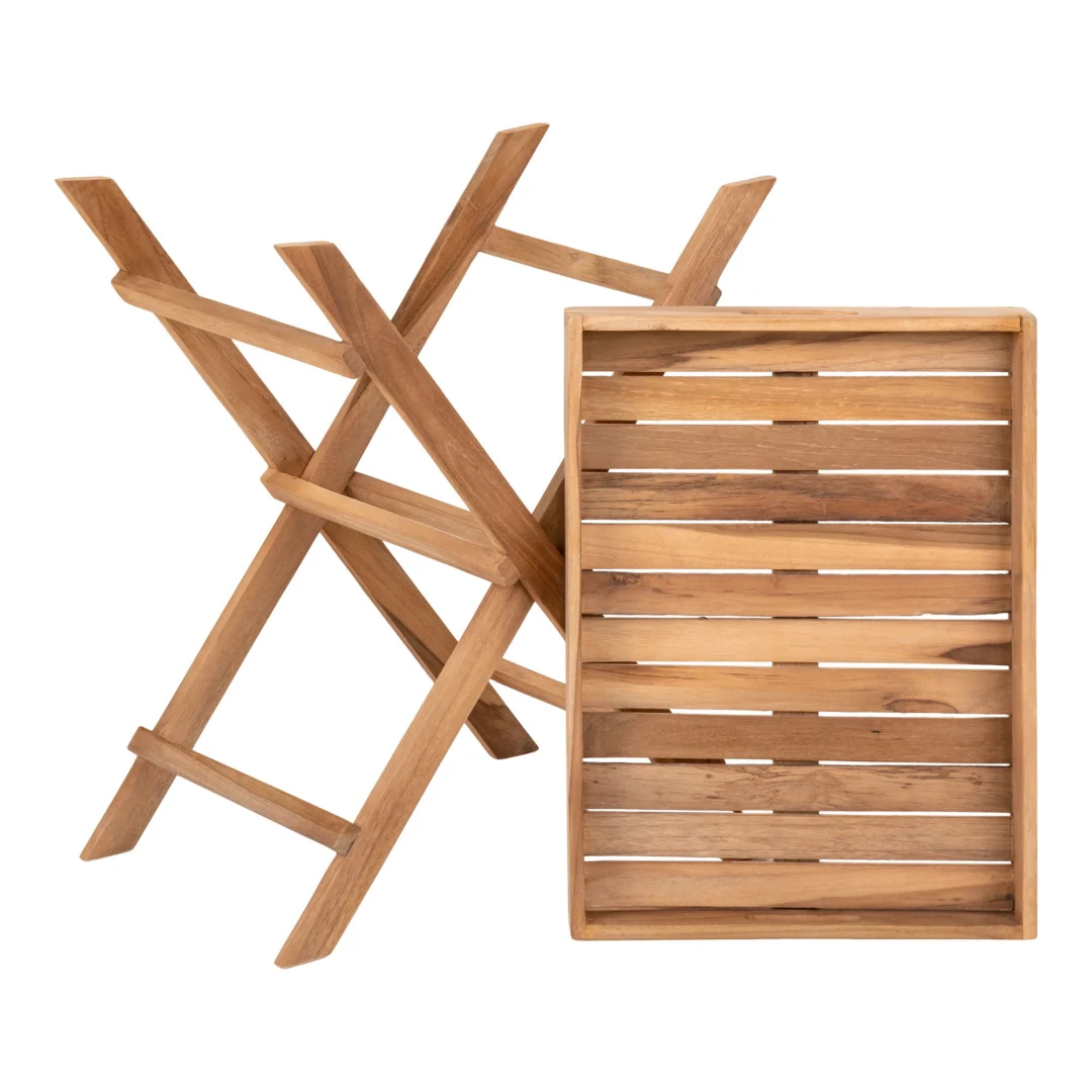 De Ronda Teak Dienbladtafel is een rechthoekige teakhouten klaptafel (29x39xh49,5 cm) met lattenmotieven, afgebeeld tegen een witte achtergrond.