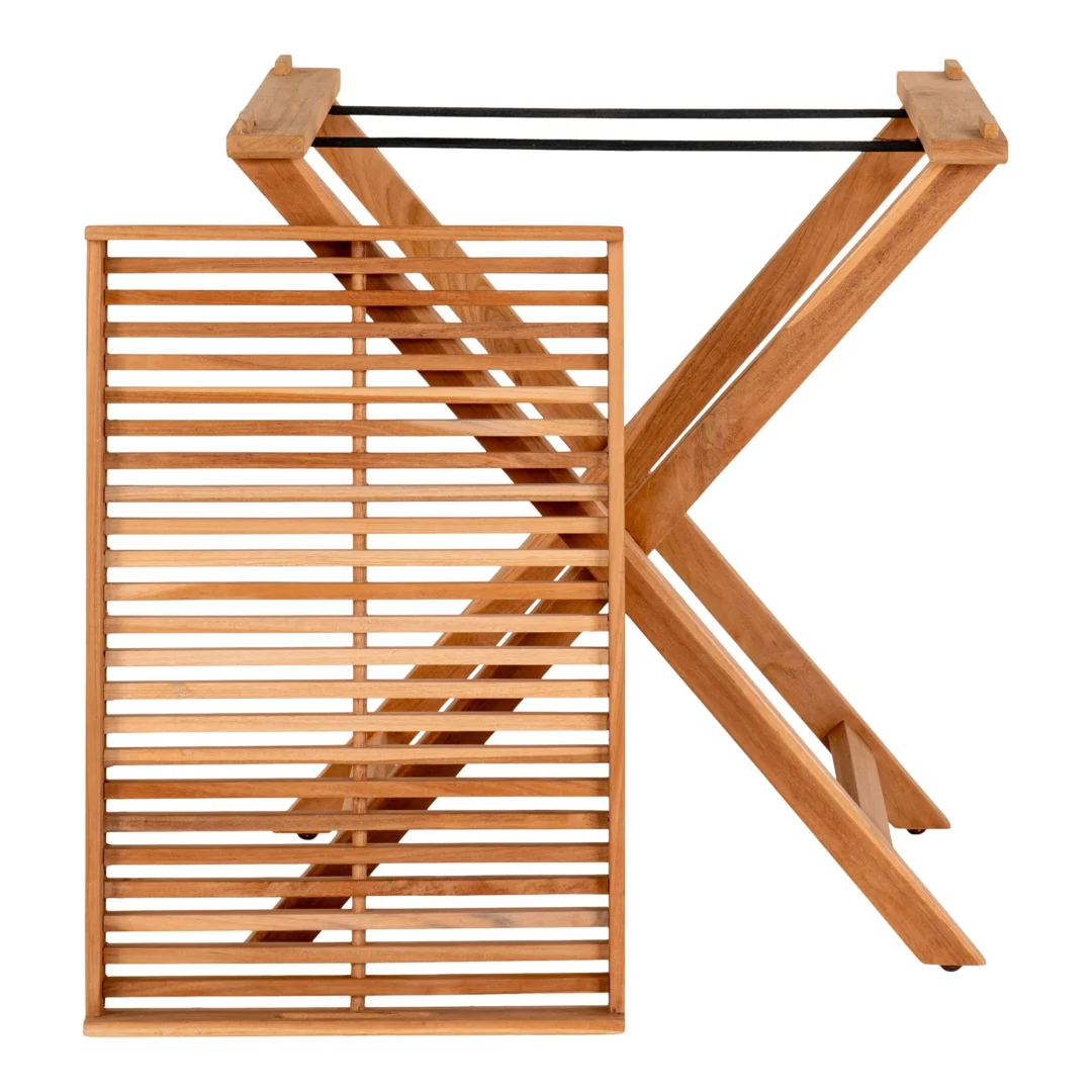 De Ronda Dienbladtafel, met een X-vormig houten frame en een verwijderbaar lattenpaneel, staat rechtop tegen een witte achtergrond.