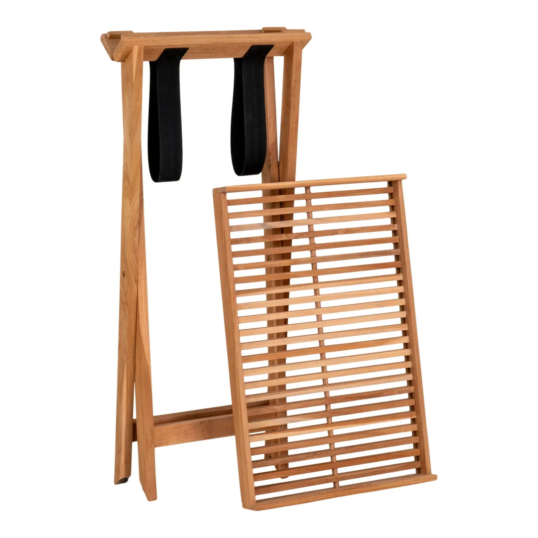 De Ronda Dienbladtafel is een houten wasdroogrek met lattenplanken en twee zwarte stoffen riemen, die opgevouwen rechtop naast een van de lattenpanelen staat.