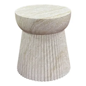 De Bonn Bijzettafel is een ronde, beige stenen bijzettafel met een glad blad, een taps toelopend gecanneleerd onderstel en natuurlijke marmerachtige patronen.