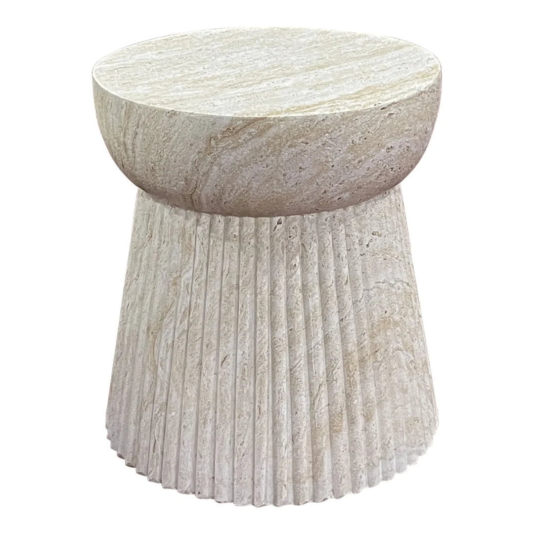 De Bonn Bijzettafel is een ronde, beige stenen bijzettafel met een glad blad, een taps toelopend gecanneleerd onderstel en natuurlijke marmerachtige patronen.