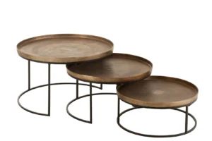 De Bijzettafel Bruin, Roest is een set van drie ronde aluminium nesttafels met bronzen bladen en slanke zwarte metalen poten, weergegeven in aflopende hoogte van links naar rechts tegen een witte achtergrond. Afmetingen: 76 x 76 cm.
