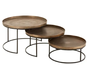De Bijzettafel Bruin, Roest is een set van drie ronde aluminium nesttafels met bronzen bladen en slanke zwarte metalen poten, weergegeven in aflopende hoogte van links naar rechts tegen een witte achtergrond. Afmetingen: 76 x 76 cm.