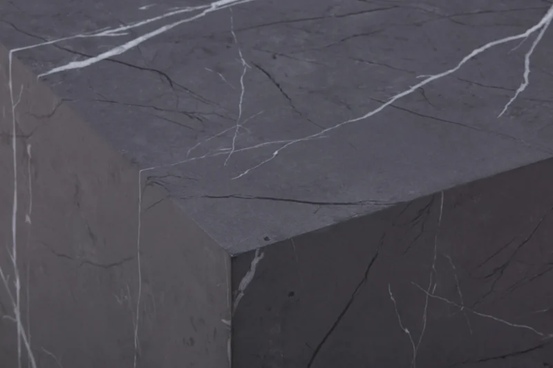 Een close-up van de Bijzettafel Grijs MDF Design toont de scherpe hoek en het gladde donkergrijze oppervlak met witte aderen die op marmer lijken.