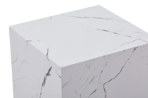 Een close-up van het bovenblad en de zijkanten van de Bijzettafel Wit Mdf Compact, een witte kubustafel met grijze en zwarte adering die lijkt op marmer, tegen een effen witte achtergrond.