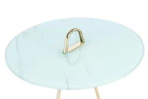De Bijzettafel Goud, Wit Staal Compact is een ronde glazen tafel met een centraal gouden metalen handvat, gouden poten en een tafelblad met een subtiel marmeren patroon.