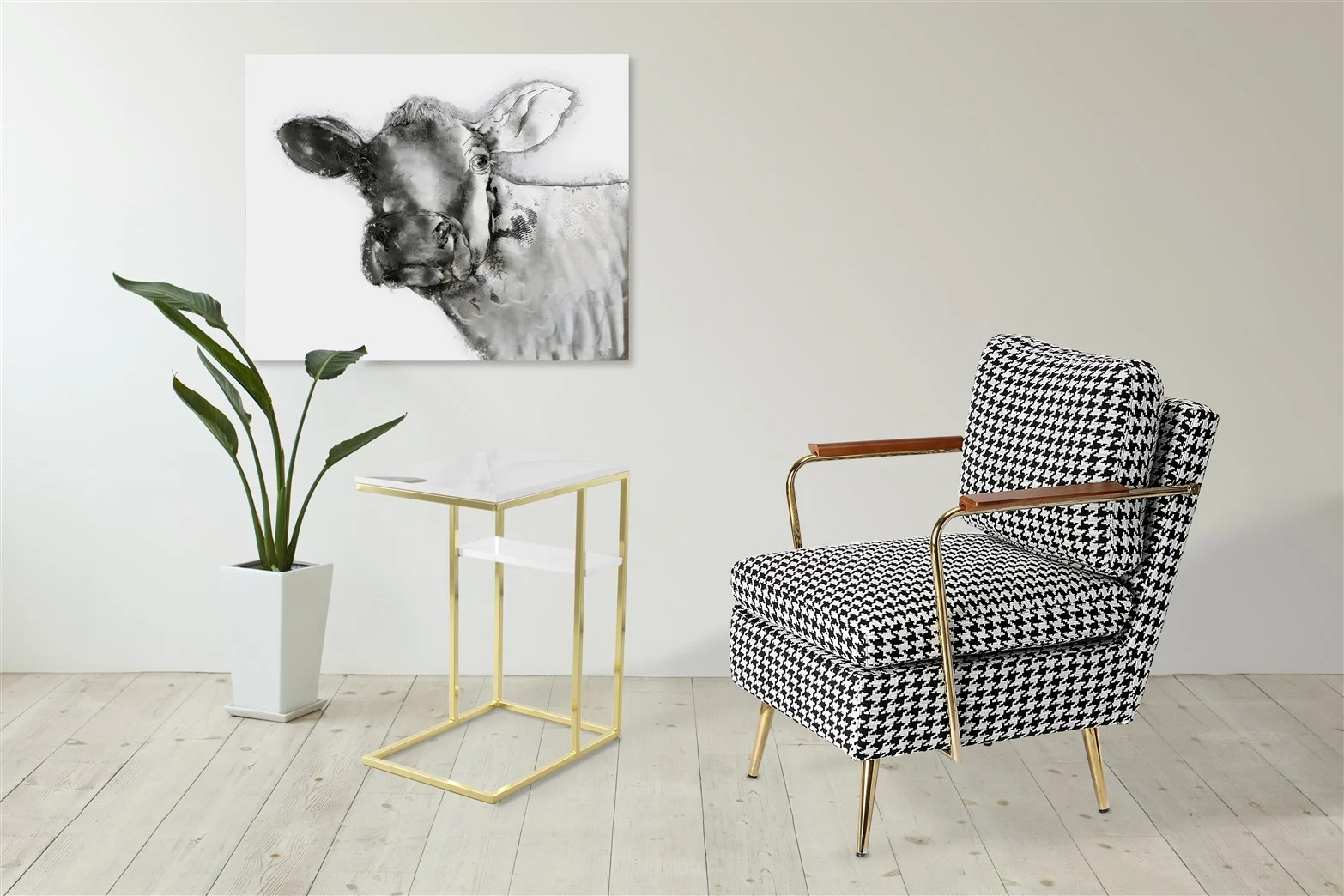 Een moderne kamer met een zwart-witte houndstooth fauteuil, een Bijzettafel Goud, Wit Staal Opbergvak, een potplant en koeienkunst op witte muren met een lichte houten vloer.