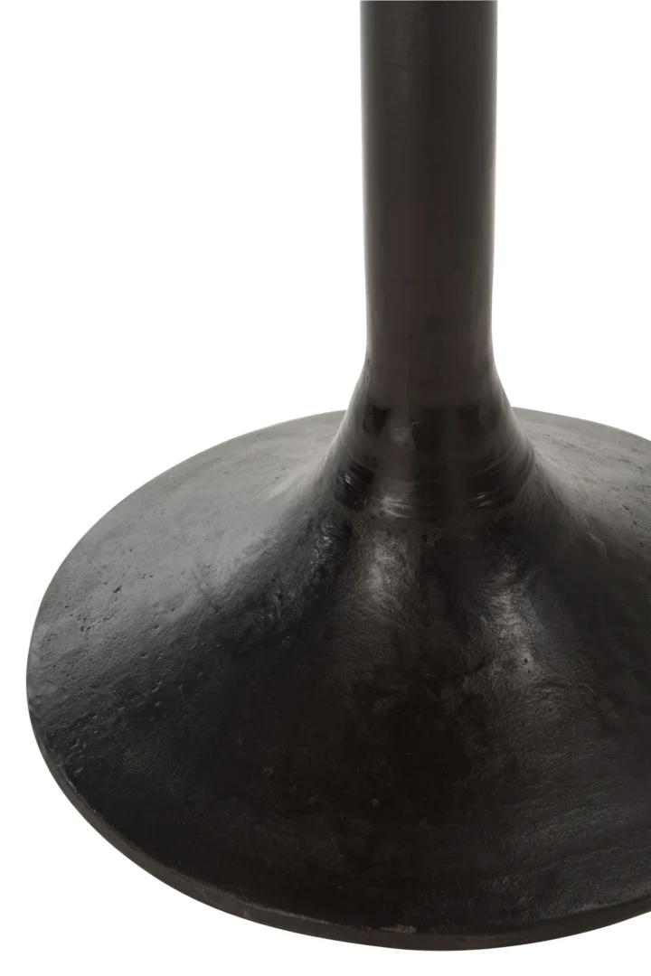 Close-up van de Tafel Bar Rond met een zwart, rond metalen onderstel en cilindrische steel, onderdeel van een tafel gemaakt van natuurlijk hout en metaal, tegen een witte achtergrond.