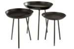 De Bijzettafel Donkergrijs 52 x 58 CM zijn drie ronde, donkergrijze aluminium bijzettafels van verschillende hoogtes, elk met drie slanke poten, gegroepeerd tegen een witte achtergrond.