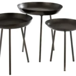 De Bijzettafel Donkergrijs 52 x 58 CM zijn drie ronde, donkergrijze aluminium bijzettafels van verschillende hoogtes, elk met drie slanke poten, gegroepeerd tegen een witte achtergrond.