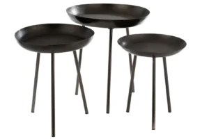 De Bijzettafel Donkergrijs 52 x 58 CM zijn drie ronde, donkergrijze aluminium bijzettafels van verschillende hoogtes, elk met drie slanke poten, gegroepeerd tegen een witte achtergrond.