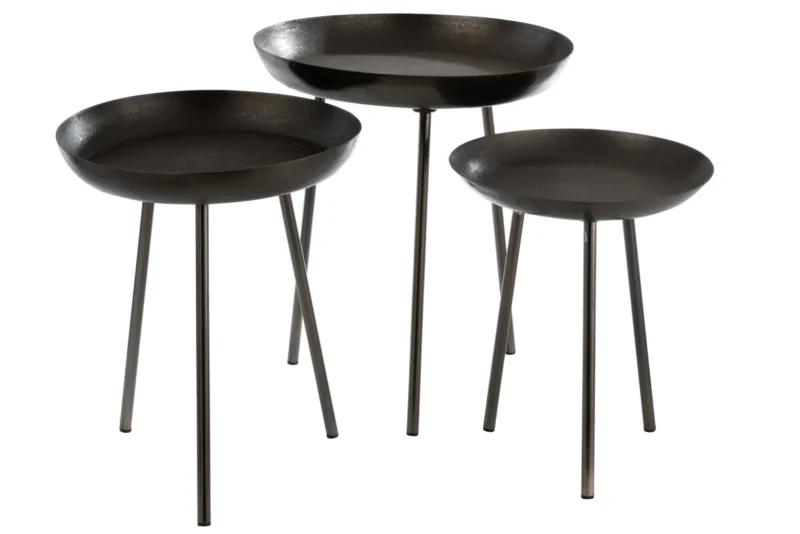 De Bijzettafel Donkergrijs 52 x 58 CM zijn drie ronde, donkergrijze aluminium bijzettafels van verschillende hoogtes, elk met drie slanke poten, gegroepeerd tegen een witte achtergrond.