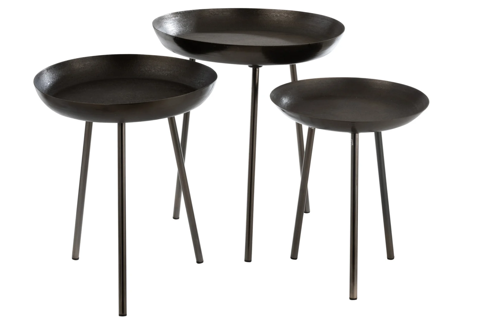 De Bijzettafel Donkergrijs 52 x 58 CM zijn drie ronde, donkergrijze aluminium bijzettafels van verschillende hoogtes, elk met drie slanke poten, gegroepeerd tegen een witte achtergrond.