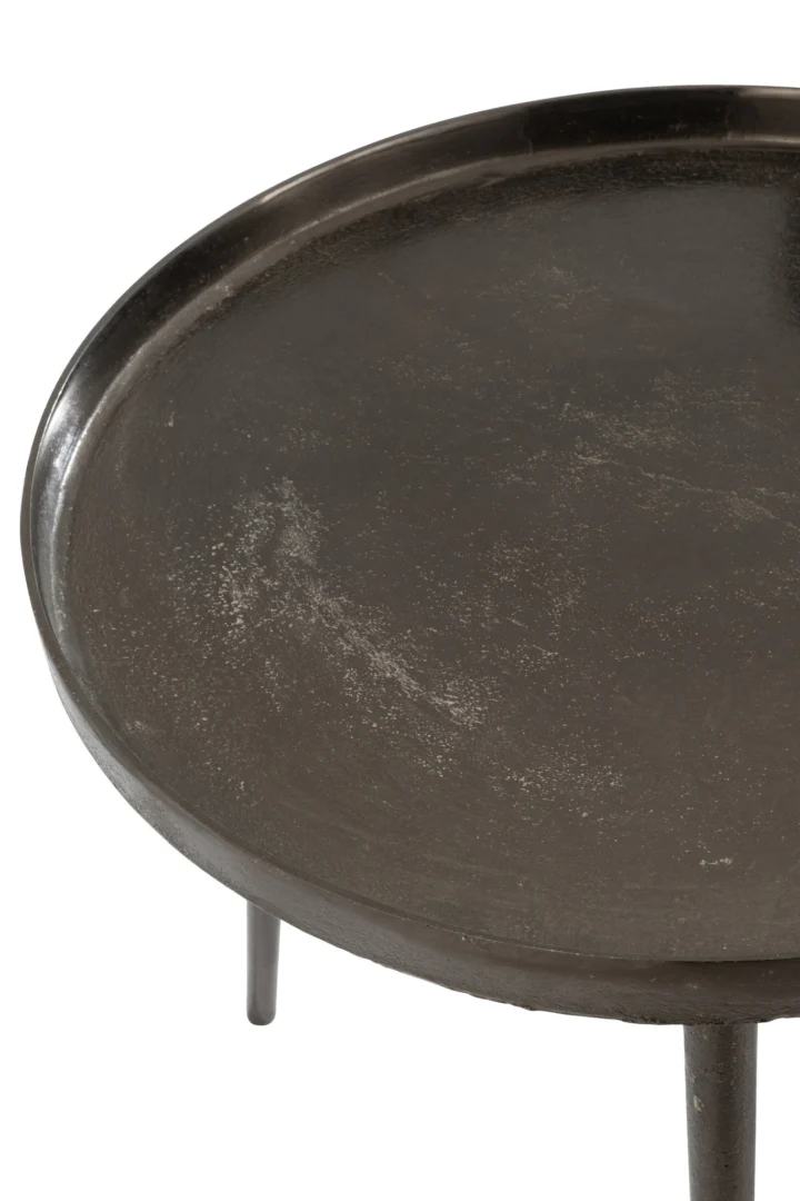 Een close-up van de Bijzettafel Donkergrijs, Greige- een rond aluminium dienbladtafeltje (61 x 61 cm) met een opstaande rand en drie slanke poten, afgebeeld tegen een witte achtergrond.