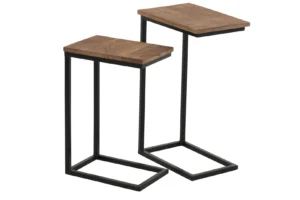 De set S/2 Bijzettafel Rechthoek Metaal/Hout Zwart/Natuurlijk bestaat uit twee moderne C-vormige bijzettafels van verschillende hoogtes met houten bladen en zwarte metalen frames, die naast elkaar staan op een witte achtergrond.