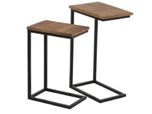 De set S/2 Bijzettafel Rechthoek Metaal/Hout Zwart/Natuurlijk bestaat uit twee moderne C-vormige bijzettafels van verschillende hoogtes met houten bladen en zwarte metalen frames, die naast elkaar staan op een witte achtergrond.