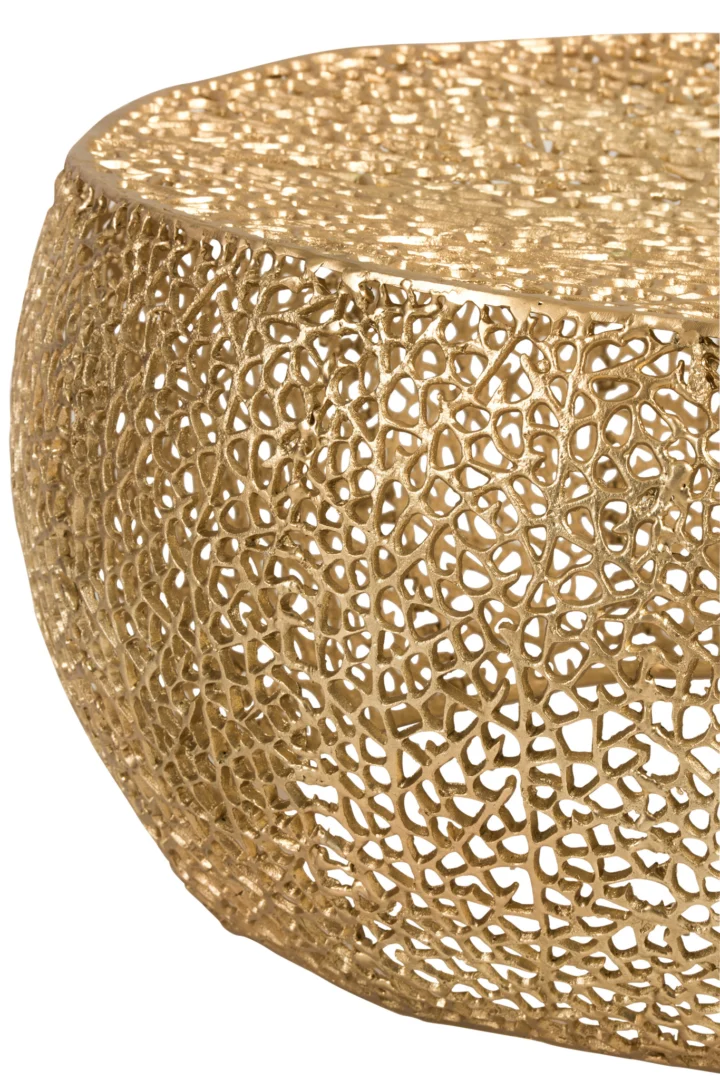 Close-up van de Salontafel Goud, een ronde aluminium tafel (85 x 85 cm) met een gouden afwerking, ingewikkelde opengewerkte rasterzijden en een gestructureerd tafelblad.