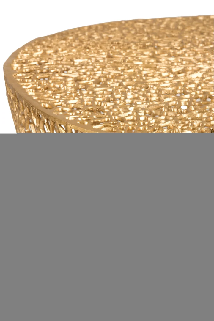 Een close-up van de Salontafel Goud 32 CM Rond Aluminium toont het ronde, goudkleurige aluminium ontwerp met een ingewikkeld opengewerkt oppervlak en zijkanten; het onderste deel van de afbeelding wordt gedeeltelijk bedekt door een grijs blok.