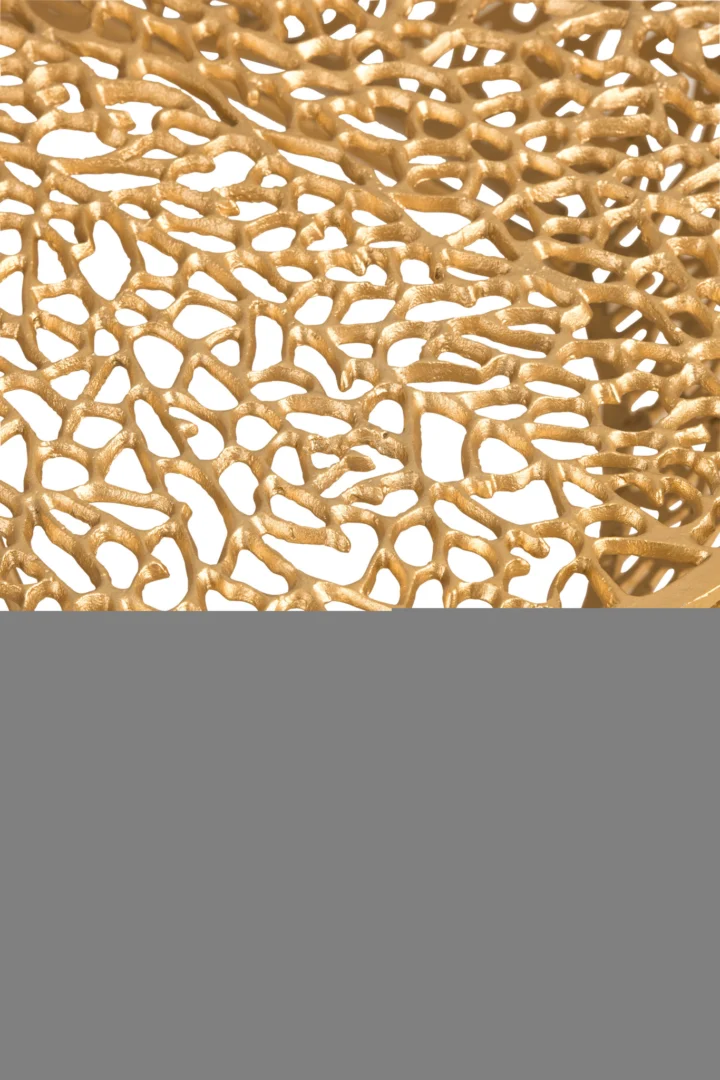 Een close-up van de Salontafel Goud 32 CM Rond Aluminium toont het ingewikkelde, onregelmatige rastervormige patroon in goudkleurig metaal. Het massieve grijze blok aan de onderkant verbergt gedeeltelijk het onderstel van de tafel.