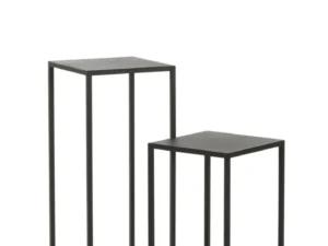 De Set van 2 bijzettafels Vierkant Metaal Zwart bestaat uit twee minimalistische zwart metalen bijzettafels, een hoog en een kort, met vierkante bladen en open frames, naast elkaar tegen een witte achtergrond.