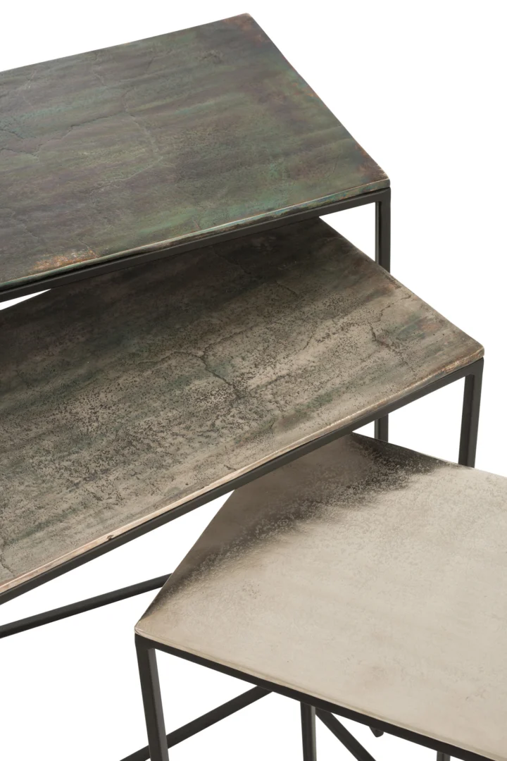 De Bijzettafel Zwart 53 x 66 CM Rechthoek is een rechthoekige aluminium bijzettafel met dunne zwarte poten en een industriële afwerking, met een veelzijdig ontwerp voor elke ruimte.