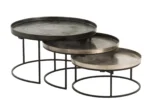 De Bijzettafel Zwart Rond Aluminium set bestaat uit drie ronde nesttafels met zwart en zilver metalen bladen, elk op een minimalistisch zwart onderstel, in een verspringende, overlappende opstelling.