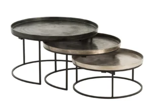 De Bijzettafel Zwart Rond Aluminium set bestaat uit drie ronde nesttafels met zwart en zilver metalen bladen, elk op een minimalistisch zwart onderstel, in een verspringende, overlappende opstelling.