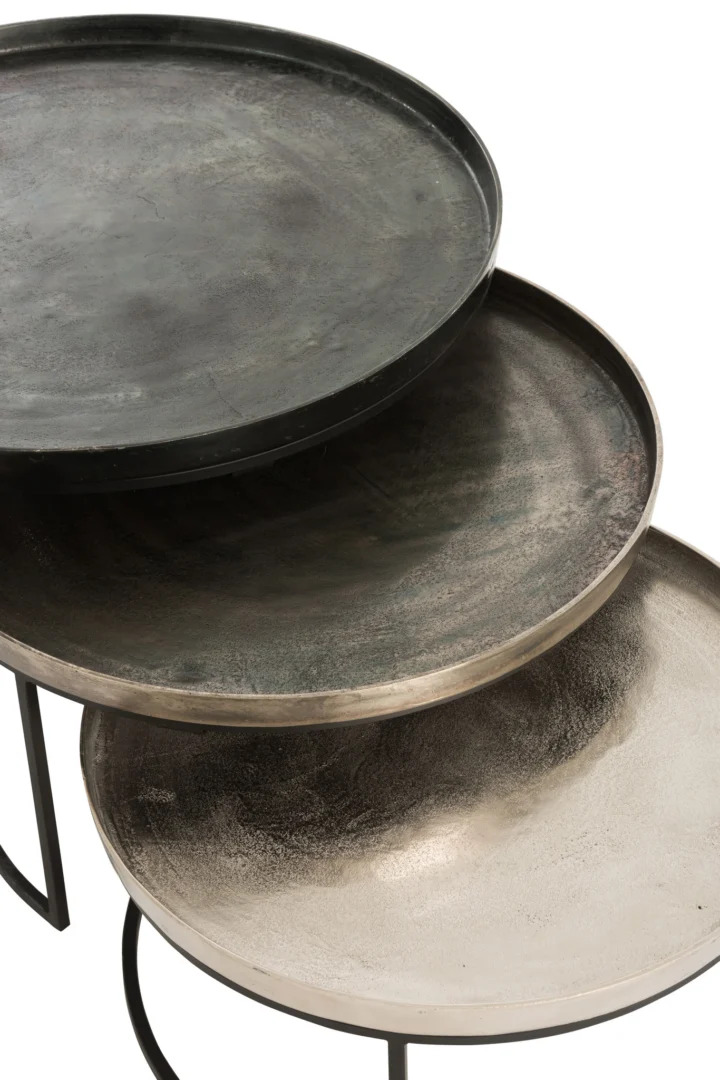 De Bijzettafel Zwart Rond Aluminium set bestaat uit drie ronde nesttafels in donker, medium en licht metallic. Elke tafel heeft een opstaande rand en kan gedeeltelijk overlapt worden om uit te stallen. De gestructureerde aluminium oppervlakken voegen een modern tintje toe.