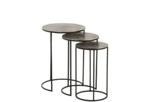 De Bijzettafel Greige is een set ronde aluminium nesttafels (42 x 60 cm) in grijs en zwart, elk met slanke zwarte poten. De tafels kunnen netjes onder elkaar worden geschoven voor compact opbergen.