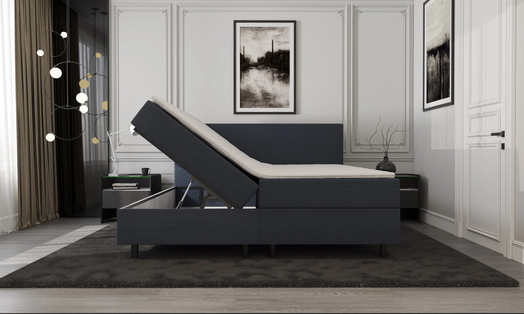 Donkerblauwe boxspring met opbergruimte open. Modern interieur met zacht licht. Donker vloerkleed en nachtkastjes naast het bed.