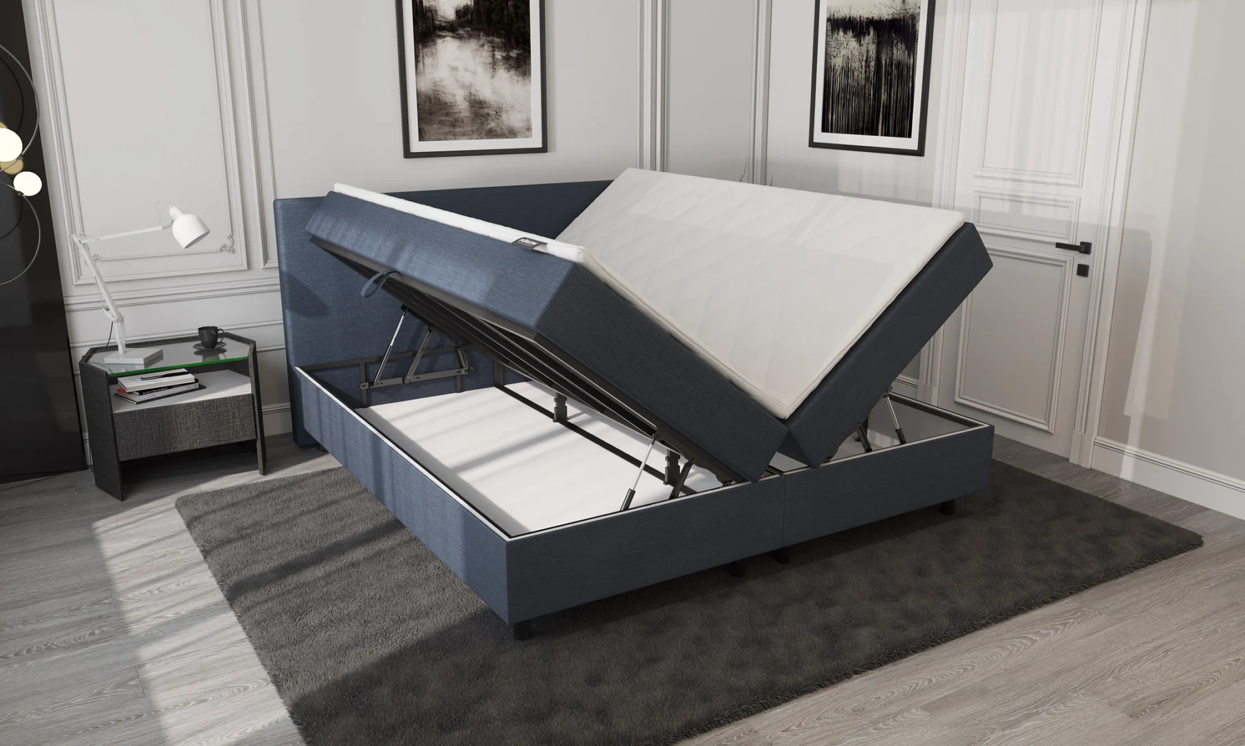 Schuine weergave van een donkerblauwe boxspring met opbergruimte, deels opengeklapt, in een kamer met grijze vloerbedekking en witte muren.